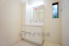 同仕様写真。三面鏡つき洗面台。鏡裏にたっぷりとした収納スペースがあります。鏡を閉めてしまえば小物は見えないため、スッキリとした印象の洗面台にできます。