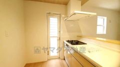 勝手口付きキッチン。においがこもりやすいキッチンの換気にも役立ちます。ごみの仮置きにもなり、便利です＾＾