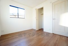 暖かい日差しが差し込む洋室。たっぷり収納できるクローゼット付きでお部屋の中をすっきりと快適に保てます。