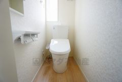 温水洗浄機付トイレです。節水機能もあるので、安心して使えますね。もちろん、1階2階の2ヶ所にトイレがあるので、忙しい朝にもゆとりができますね。