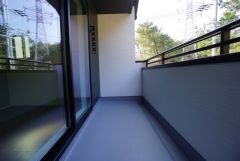 陽当たりの良いバルコニーです。お洗濯やお布団干しはもちろん、日光浴スペースにも。足元は防水工事施工済です。