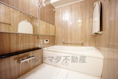 横長の鏡が、空間に奥行をもたらし、広々としたバスルームを印象付けています。