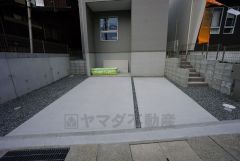 駐車スペースはゆとりある2台分を確保。マイカー用に、お客さま用に、余裕を持ってご利用いただけます＾＾