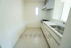 対面式カウンターキッチンからはお子様の様子が見守れます。ダイニングへの配膳や調理の時便利なカウンター付き。