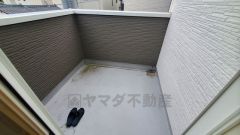 陽当たりの良いバルコニーです。お洗濯やお布団干しはもちろん、日光浴スペースにも。足元は防水工事施工済です。