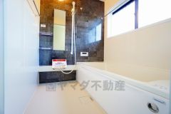 広々1坪タイプの浴槽ユニットでゆったりくつろげるバスルーム。窓、浴室乾燥機付きで換気・雨の日の洗濯もばっちり＾＾