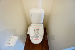温水洗浄機付トイレです。節水機能もあるので、安心して使えますね。もちろん、1階2階の2ヶ所にトイレがあるので、忙しい朝にもゆとりができますね。