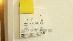 浴室暖房乾燥機付き。天候に左右されず、いつでも好きなときに洗濯物を干せるので、仕事や家事で忙しい方に重宝します。
