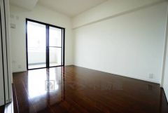 床の傷や汚れが目立ちにくいダークブラウンのフローリングは、部屋全体に落ち着きや重厚感をもたらしてくれます。