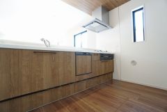 同仕様写真。リビングにいるお子様を見守りながらお料理ができる対面キッチン。カウンタートップの汚れもサッと拭き取ることができ、お掃除ラクラク＾＾