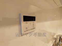 キッチン横からボタンひとつで操作が楽々。