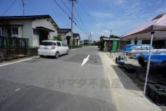 現地（2025年6月26日）撮影。ゆったりとした7ｍ幅の道路をはさんでいることで陽射しを遮られることなくとても明るいです。