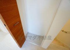 同仕様写真。2階の廊下にも収納を確保。各居室に入りきれなかった荷物や、2階で使用する日用品のストック置き場に便利です。