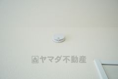 火災による煙や熱を感知して、警報音やブザー等で火災の発生を知らせてくれる火災警報器。