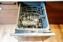 同仕様写真。家事の時間が短縮できるフルオープンで開けやすい食器洗い乾燥機付。食事後に家族とのくつろぎタイムをしっかり取れます。