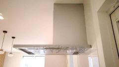 お手入れが簡単なスリム型レンジフードです。調理により発生する油煙や臭いを吸い込み、屋外へ排気してくれます。