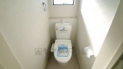 温水洗浄機付トイレです。節水機能もあるので、安心して使えますね。もちろん、1階2階の2ヶ所にトイレがあるので、忙しい朝にもゆとりができますね。