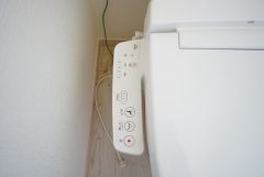 温水洗浄機能付きのシャワートイレを採用。清潔感のある空間で、快適性と使いやすさを兼ね備えた設備が日々の暮らしをサポートします。節水設計で家計にもやさしい仕様です。