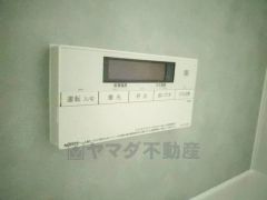 湯量・湯温の設定、そして保温までワンタッチのフルオートバス。便利な追い炊き機能付きです。