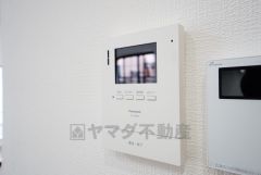 防犯性、セキュリティ対策に安心できるテレビモニター付きインターフォンです。セールスマン対策にもなり安心できます。