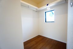 家具はイメージです。寛ぎの時間を紡ぎだす主寝室は、大型ベッドを置いても余裕の広さを確保しています。