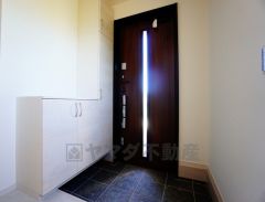 同仕様写真。採光も考えられた明るい玄関です。たっぷり収納できるシューズボックスです。