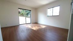 リビングは広々とした設計で、家族が集い、寛ぐ暮らしの空間を演出しています。