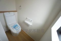 温水洗浄機付トイレです。節水機能もあるので、安心して使えますね。もちろん、1階2階の2ヶ所にトイレがあるので、忙しい朝にもゆとりができますね。