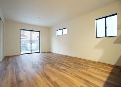 同仕様写真。大きな窓のあるリビングは、陽光あふれる明るい空間です。居心地良く、ご家族皆がゆったり寛げる憩いの空間となりそうです。