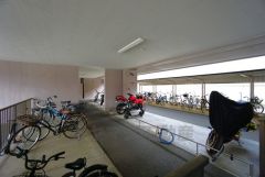大切な自転車を守れるよう屋根付きの駐輪場完備。箱崎駅まで自転車で7分（1.5ｋｍ）で通勤な立地です＾＾