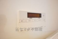 湯量・湯温の設定、そして保温までワンタッチのフルオートバス。便利な追い炊き機能付きです。