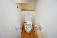 温水洗浄機付トイレです。節水機能もあるので、安心して使えますね。もちろん、1階2階の2ヶ所にトイレがあるので、忙しい朝にもゆとりができますね。