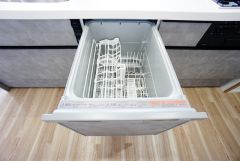 食事の後の手間を解消する食器洗い乾燥機付。冬場の洗い物で手荒れの悩みもなくなります。手洗いよりも節約できて便利。