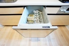 家事の時間が短縮できる食器洗い乾燥機付。億劫な後片付けもラクラクです。