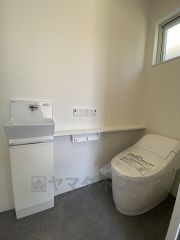 温水洗浄機付トイレです。節水機能もあるので、安心して使えますね。もちろん、1階2階の2ヶ所にトイレがあるので、忙しい朝にもゆとりができますね。