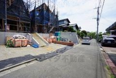 現地（2025年6月26日）撮影。大型車の通行が少なく、騒音や振動が少ないので静かで快適な生活を送れます。
