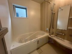 広々1坪タイプの浴槽ユニットでゆったりくつろげるバスルーム。窓、浴室乾燥機付きで換気・雨の日の洗濯もばっちり＾＾