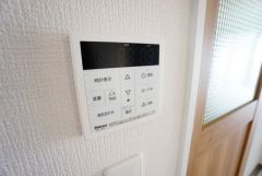 キッチン横からお湯張り、追い炊き、足し湯がボタン一つで楽々操作できる給湯機リモコンです。忙しい夕飯準備の時間帯に重宝しますね。