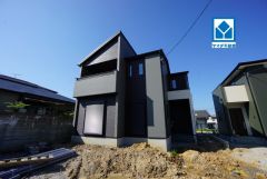 南郷小学校徒歩4分とお子様が通学しやすい環境です＾＾