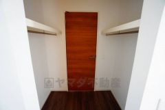 玄関から直接出入りできるウォークインクローゼット。帰宅後アウターをすぐに収納出来るため、部屋が散らかりにくく片付けらくらく＾＾