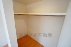 同仕様写真。収納力豊富なウォークインクローゼット。洋服や小物などを1箇所にまとめて美しい収納を実現します。