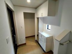 たっぷり収納できるシューズボックスです。家族全員の靴がきれいに整頓できます。棚の上にお花や写真を飾っても良いですね。