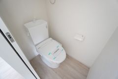 同仕様写真。温水洗浄機付トイレです。節水機能もあるので、安心して使えますね。もちろん、1階2階の2ヶ所にトイレがあるので、忙しい朝にもゆとりができますね。