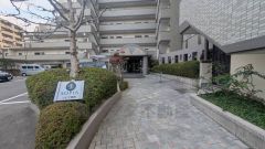 エントランスに続くお洒落なアプローチ入口です。