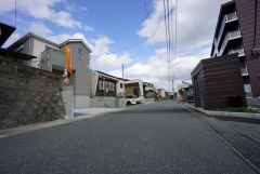 前面道路は広く、車同士がすれ違うスペースが十分にあります。落ち着いた住宅地内で快適な生活を実現してみませんか＾＾