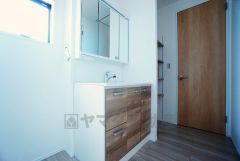 三面鏡つき洗面台。鏡裏にたっぷりとした収納スペースがあります。鏡を閉めてしまえば小物は見えないため、スッキリとした印象の洗面台にできます。