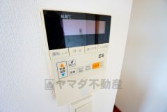 キッチン横からお湯張り、追い炊き、足し湯がボタン一つで楽々操作できる給湯機リモコンです。忙しい夕飯準備の時間帯に重宝しますね。