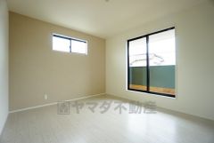 主寝室としてお使いいただけそうなこちらのお部屋は、日当たりが良く、爽やかな風を感じて起きる朝は、快適生活の始まりに。