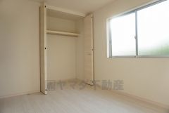 同仕様写真。暖かい日差しが差し込む洋室。たっぷり収納できるクローゼット付きでお部屋の中をすっきりと快適に保てます。