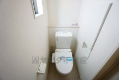 温水洗浄機付トイレです。節水機能もあるので、安心して使えますね。もちろん、1階2階の2ヶ所にトイレがあるので、忙しい朝にもゆとりができますね。